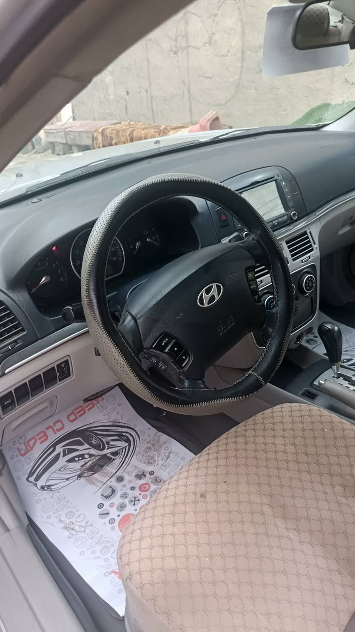 السلام عليكم سياره للبيع سوناتا موديل ٢٠٠٨ أمريكي فول مواصفات واحد على واحد سياره مكفولة عدا الصبغ حزام مكينه جديده مال حاويه  تبريد ثلج تدفىه كلشي شغال بيها سياره مال بيت نظيفه السعر ٩٥ ورقه بيها مجال قليل بيع مستعجل موبايل ***********
