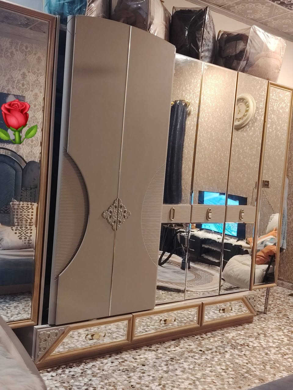 غرفة نوم للبيع نظيفه ٨ قطع ***********
