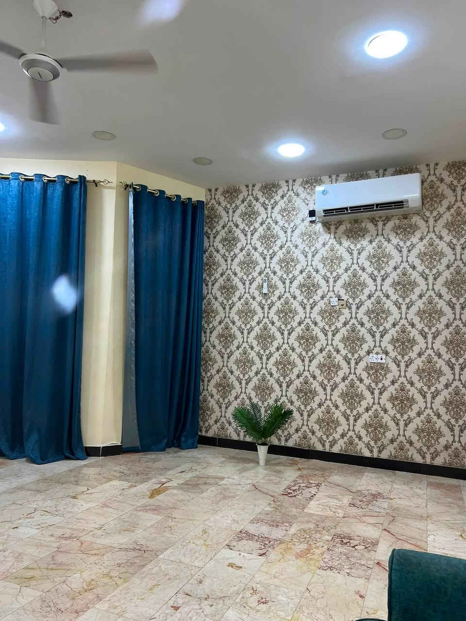 السلام وعليكم
بيت مع اسواق البيع مساحته 200متر الامين الثانيه سكينه الزراعي مقطعه 2على 11 قرب شارع المكاتب 
الاستفسار واتساب /***********
