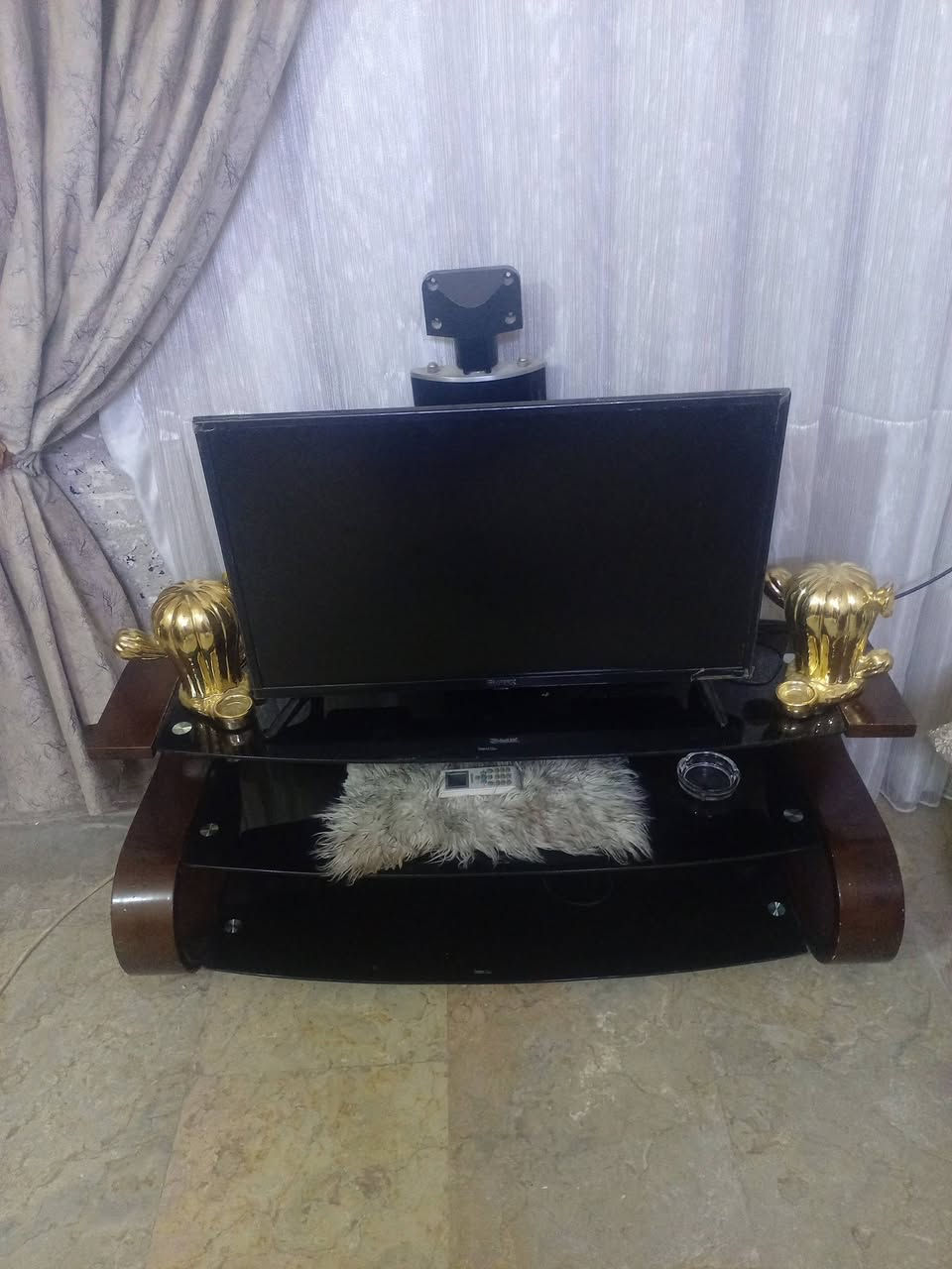 سلام عليكم فقط الميز للبيع سعر ٣٠ الف عنوان بغداد منطقه الامين الثانيه السدة القديمه قرب حسينية اهل البيت ***********
