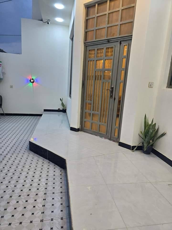 السلام عليكم
اللهم صل على محمد وال محمد 
بيت للبيع بالكوت الجديده شارع اليوده الرئيسي مو فرعي موقعه حلو جاهز بدون اي نقص بناء طابوق أساس رفته شبابيك المنيوم جاهز من كل نواحي 
مساحه 200متر 
شارع عرضه 15
السعر 100وبي مجال 
للاستفسار ***********
واتساب***********
