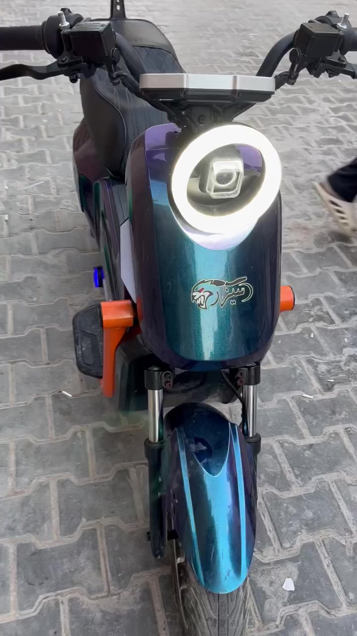 السلام عليكم عندي دراجه شحن للبيع شركه سيزر جيل الثاني الدراجه جديده وما مستعمله هواي وتجي وشوفها بعينك شكد نضيفه مواصفاتها كله جديده بك وسبورت بطاريه ليثيوم الاصليه مكاني بغداد الحريه سعرها مليون و١٠٠ وبيها مجال تمشيك 90 كيلو الشحنه الوحده وشركه السيزر معروفه بعد ***********
