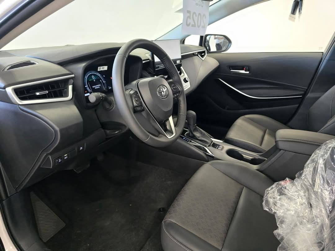 🔥كورلا هايبرد 2025 الشكل الخليجي،  متوفرةعند شركة MiAلتجارة السيارات 🔥
📃 اليكم التفاصيل الآتية 👇🏻

 البيع نقد فقط …

⛔️ زيرو 
⛔️ موديل 2025 الشكل خليجي
⛔️ حجم المحرك 1.8L هايبرد
⛔️ مرتبط بناقل حركة أوتوماتيك 
⛔️ مفتاح التشغيل بصمة 
⛔️ فتحة سقف 
⛔️ مقاعد جلد اسود اصلي
⛔️ دفع ثنائي
⛔️ رادار
⛔️ تحديد المسار
⛔️ لايت زينون
⛔️ دخول بصمة ذكي
⛔️ حجم الاطار 205/55R16
⛔️ ويل كب 16
⛔️ حساسات ضغط الاطارات 
⛔️ اشارة في المرايا الجانبية 
⛔️ المرايا قابلة للطي 
⛔️ عدد AIR BAG 8
⛔️ هاند بريك كهرباء 
⛔️ ا ABS 
⛔️ دشبول شاشة ديجيتال
⛔️ شاشة
⛔️ كاميرا 
⛔️ مثبت السرعة Cruise 
⛔️ تحكم مقود
⛔️ ا Bluetooth    
⛔️ مخرج منفذ الطاقة 
⛔️ فحص نظام السيارة 
⛔️ تتسع المقصورة ل 5 ركاب
⛔️ مثبت مقعد الأطفال ISOFIX 
⛔️ تبريد شاشة 
⛔️ قطعتين تبريد  
⛔️ أوتو هولد Auto Hold  
⛔️ نظام مانع الانزلاق 
⛔️ حاملات الأكواب
⛔️ تطعيم الدواخل ألمنيوم 
 سعر البيع 24,500,000د.ع فقط  لا غير شامل مبلغ الدلاليه 

كلفه الترقيم بأسم المشتري مع نقل الملكية ٣٠٠ الف فقط تدفع في موقع التسجيل  
الموقع. 🚩 بغداد عويريج قرب مخابز باب الاغا 

لمزيد من المعلومات اتصل *********** 
واتساب***********
