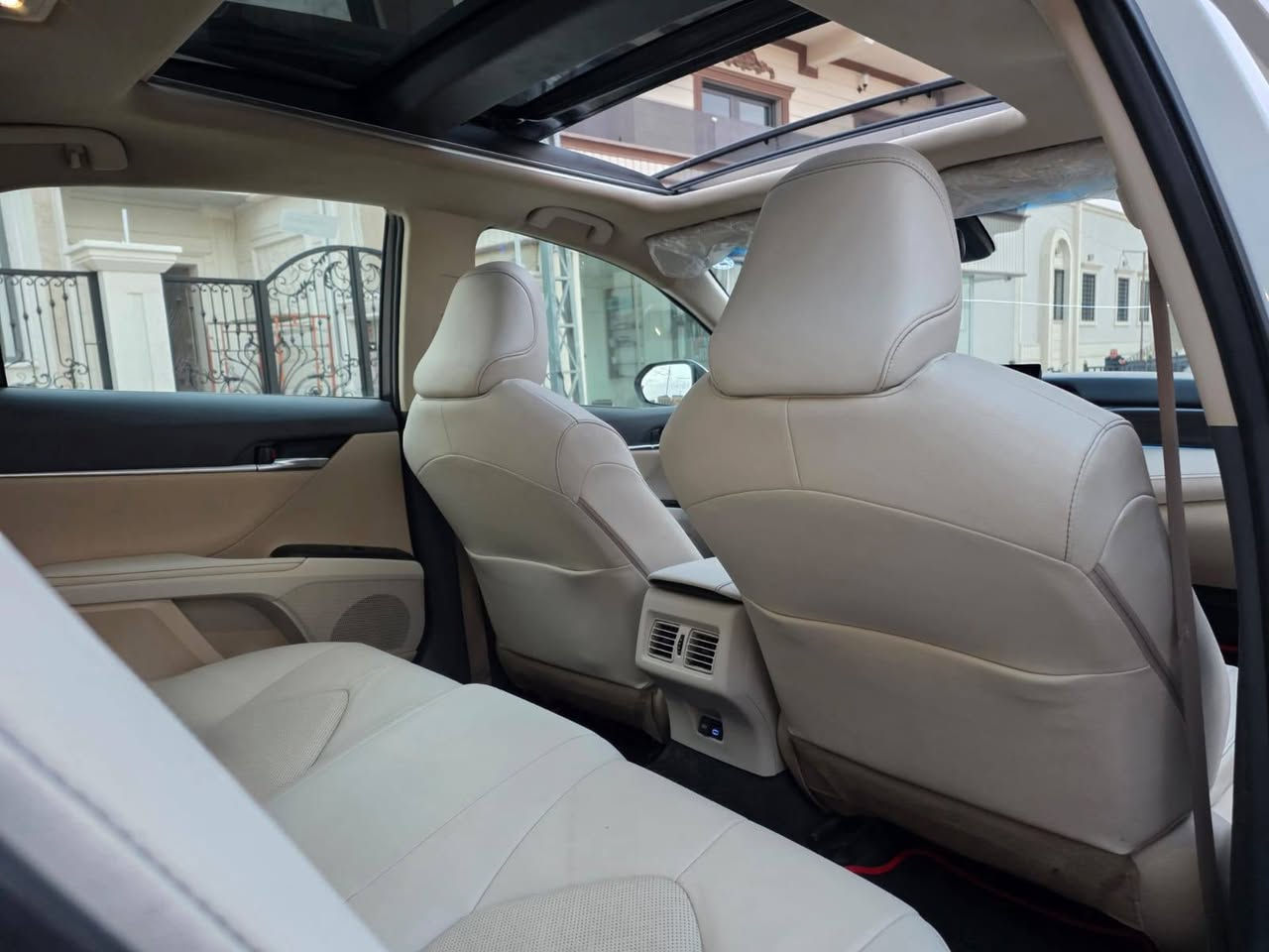 نوع المركبة : Toyota Camry 40th Anniversary Edition
V6 خليجي عبد الطيف

سنة الصنع : 2023

لون : خارجي ابيض ميتلايك داخل بيجي

المواصفات : هي نسخة خاصة (Special Edition) مبنية على فئة XSE V6 الرياضية، أطلقتها تويوتا بمناسبة مرور 40 سنة على إنتاج الكامري
محرك 3.5 لتر V6 
ناقل حركة أوتوماتيكي 8 سرعات.
بانورما
شاشة دشبول كبير انارة داخلية
كشنات كهربائي جلد
رادار امامي خلفي تحديد مسار
تشغيل عن بعد
شاحن لاسلكي
ثلاث وضعيات قيادة
ويل كروم اسود حجم جبير
نقطة عمياء
تبريد قطعتين
اشاير بل مري مع غلق فتح
نضام اوتو هولد
سايد بريك بصمه
برده بلادي
صبغ جاملغ يسار امامي 
مكان تسجيل : اربيل أربيل, العراق


**إذا كنت صاحب هذا الإعلان وتريد حذفه لأي سبب، رجاءا أرسل رسالة إلى الدعم الفني**