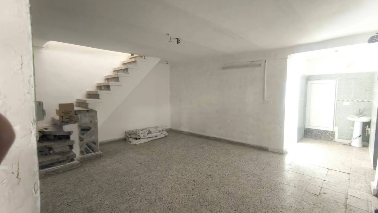 بيت بالاربع شوارع مساحة 300  متر
3 غرف 
3 حمامات
مطبخ 
هول 
بيتونة
يحتوي على 2 تانكي
مجاري جديدة 
كهرباء جديدة
للايجار تجاري او سكني
***********
