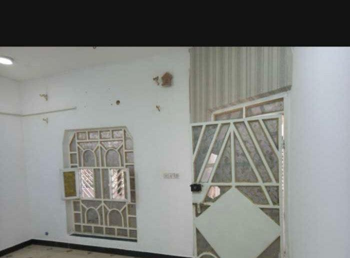 شقه للايجار نظيفه لعا ئله صغيره متكونه من غرفة نوم وحده 5/5 وهول 7/3 استقبال 5/5 وصحيات ومطبخ وسطح كبير وبلكونه  العنوان المطيحه السنيدي بفرع حسينية قمر بني هاشم الايجار 450 متوفر بيه مولد ونت وسخان وماطور للتواصل ***********
