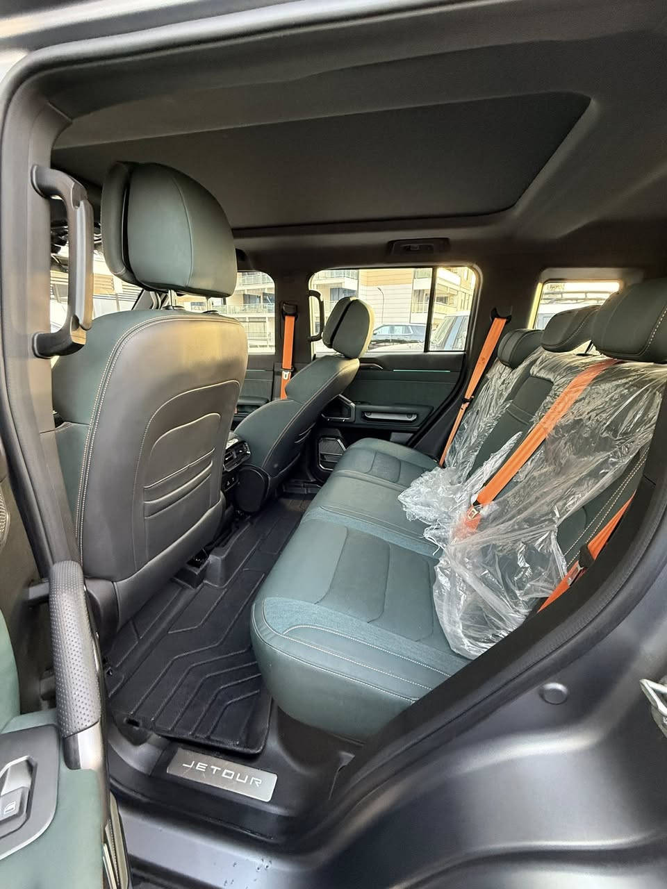 جيتور T2 2025
جيتور T2 2.0L LUXURY

الموديل: 2025 (هارلم)
العداد: 10,000 كم قابل للزيادة 

اللون: السلفر (المات المميز) داخل زيتوني

المحرك: 4 أسطوانات L 2.0 تيربو 254 حصان حقن مباشر
عزم الدوران (نيوتن-م): 390
ناقل الحركة: اوتوماتيكي دبل كلاتش من 7 سرعات
نظام الدفع: نظام دفع رباعي متطور من BorgWarner

الضمان الأساسي: 6 سنوات وعداد كيلومترات مفتوح
ضمان المحرك: 10 سنوات او 1،000،000 
بعدها داخل الضمان و الصيانة كلها داخل الشركة 

المواصفات:

*فتحة سقف بانوراما 1.1م
*إطارات قياس 20 إنچ
*الصندوق شفط
*الشباك الامامي المضاء  بجيتور 
*مثبت سرعة مع رادار تفاعلي
*نظام القيادة شبه الذاتية
*نظام الكبح التلقائي في حالة الطوارئ
*نظام تحذير الاصطدام الامامي والخلفي
*كاميرات محيطية 540 درجة
*حساسات أمامية وخلفية
*نقطة عمياء
*نظام تحذير مغادرة المسار
*نظام المساعدة للبقاء في المسار
*شاشة التحكم بقياس 15.6 إنچ
*شاشة القيادة بقياس 10.25 إنچ
*نظام صوتي متطور 12 سماعة من Sony
*نظام أبل كاربلاي وأندرويد أوتو لاسلكي
*نظام اوامر و تحكم صوتي
*مقصورة الركاب من الجلد الفاخر والكنتارا
*مقعد السائق والراكب كهربائي
*مقاعد السائق والراكب مبردة
*مقاعد السائق والراكب مزود بذاكرة لحفظ 3 وضعيات الجلوس
*إنارة ترحيبية مع إنارة محيطية متعددة الالوان
*عتبات الأبواب مضيئة
*مصابيح أمامية وخلفية أوتوماتيكية LED 
*التكيف التلقائي للضوء العالي
*نظام تقليل الضجيج النشط مع زجاح مزدوج
*المرايا الجانبية قابلة للطي كهربائياً ومدفئة
*دخول ذكي و تشغيل عن بعد
*خاصية إغلاق نوافذ وفتحة السقف عن بعد
*شاحن هاتف لاسلكي سريع
*نظام تنقية الهواء PM2.5 وفلتر N95
*مسند الذراع الوسطي مع ثلاجة
*انماط قيادة متعددة للطرق الوعرة
*وسائد هوائية امامية و جانبية عدد 6
*ماسحات الزجاج الأمامي مع حساس للمطر
*دوسات جانبية
*نظام الفرامل الأوتوماتيكي Autohold
*نظام التحكم بنزول المنحدرات
*نظام المساعدة لصعود المرتفعات
*نظام مراقية ضغط الاطارات

مكان السيارة بغداد / المنصور ***********
