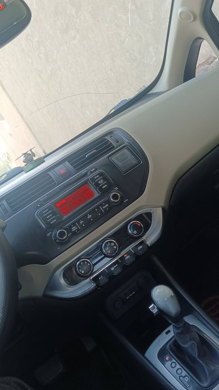 السلام عليكم 
كيا ريو موديل 2012 خليجي 1600 مكفوله بيه فقط بارد موضح بالسونار فول مواصفات فتحه ومري شفط وتحكم استيرن السياره باسمي تحويل مباشر أرقام انكليزي اربيل  السعر 90 وبيها مجال 
للاستفسار ***********
