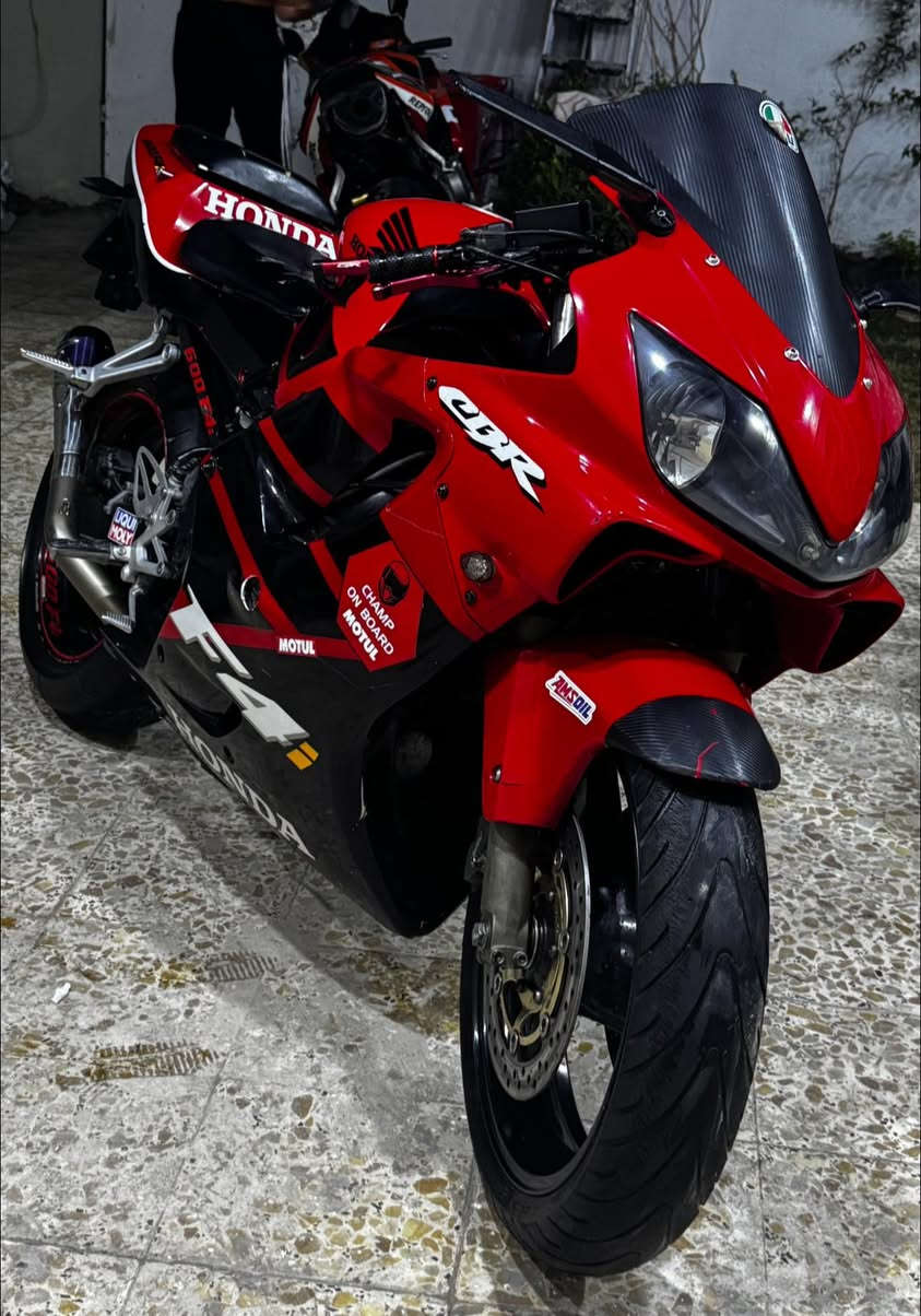 السلام عليكم  افوراي 600 Honda F4i
محركها البلادي مكفول من كلشي وصوتها ناعم كلش                                  
كفرات نضيفه وكهربائيات كله شغاله وشادلها زنون

عليها هواي اضافات وكلشي جديد عليها ادامه كامله من كلشي نوزلات بلكات كلچات جديده فلتر هواء فلتر دهن زنجيل جديد سلايدرات واقيات ايد يدات بريك وكلچ شادلها اكزوز صوته رعب كلش قوي 
دراجه نضيفه مال جناي 

السعر 27 ورقة وبيها مجال قليل للشراي
مكاني ناصريه مركز
***********
