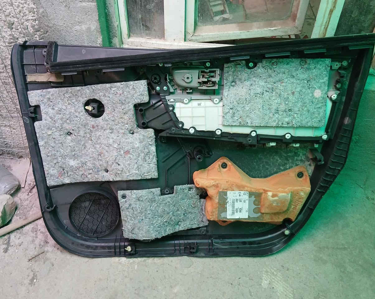 سلام عليكم باب كورلا بلادي موديل ١٩ كامل بطانه جامه سماعه كامل ماعده اليده بي طعجه فقط السعر 300 الف وبي مجال ***********
