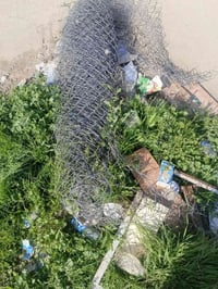 من رخصة الادمنيه العزاز سيم سياج 20 متر مع اعمده + اقفاص طيور بدون اي ...