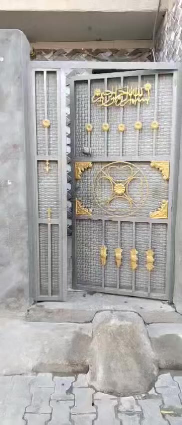 بيت مساحه ١٠٠ متر ٥ × ٢٠
طابق واحد كامل حوش وتواليت وستقبال وصاله وحمام ومنور وغرفه    ستاره وبيتونه شتايكر كامل
السعر ٦٧ وبي مجال 
حي الكوفه قرب محطة الهدى للمي ارو للإستفسار ( ***********
