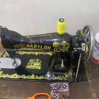 مكينة خياطة • مع ميز • ما بيها ضرر