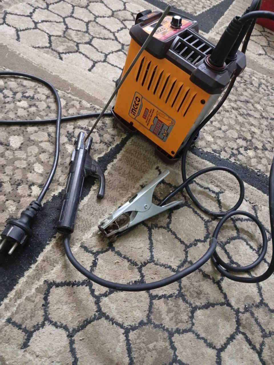 السلام عليكم من رخصه مدير الگروب مكينه لحيم انجيكو مع كوسره مع دريل كلهن ب85 الحريه بغداد ***********
