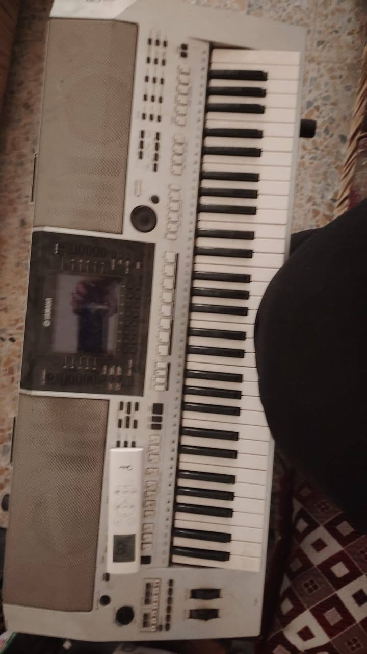 السلام عليكم 
​للبيع: أورك (Keyboard) ياماها الشهير Yamaha PSR-OR700 (أورينتال)
​لوحة المفاتيح: 61 مفتاحاً حساسة للمس (Touch Response) لتحكم ديناميكي كامل في العزف.  
​الأصوات: يحتوي على 862 صوتاً عالياً الجودة، تشمل 43 صوتاً شرقياً مميزاً (مثل العود، الناي، القانون، والمزماة) بالإضافة إلى أصوات MegaVoices الواقعية.  
​الإيقاعات: 314 نمطاً للمرافقة، منها 146 إيقاعاً شرقياً متنوعاً (عربي، خليجي، تركي، إيراني، ويوناني).  
​المقامات الشرقية: يحتوي على أزرار مخصصة للتحكم في المقامات الشرقية (Scale Setting) تسمح لك بتعديل السلالم الموسيقية بسهولة تامة أثناء العزف.  
​التسجيل: مجهز بسيكونسر 16 تراك لتسجيل مقطوعاتك الخاصة.  
​الشاشة: شاشة كبيرة وواضحة (5.7 بوصة) تعرض النوتات والكلمات (Lyrics).  
​الاتصال: دعم كامل لتوصيل ذواكر الفلاش (USB to Device) لنقل البيانات والأصوات، بالإضافة إلى مداخل ومخارج MIDI وAUX.  
​الصوت: نظام سماعات ستيريو مدمج بقوة (12 واط × 2).


**إذا كنت صاحب هذا الإعلان وتريد حذفه لأي سبب، رجاءا أرسل رسالة إلى الدعم الفني**