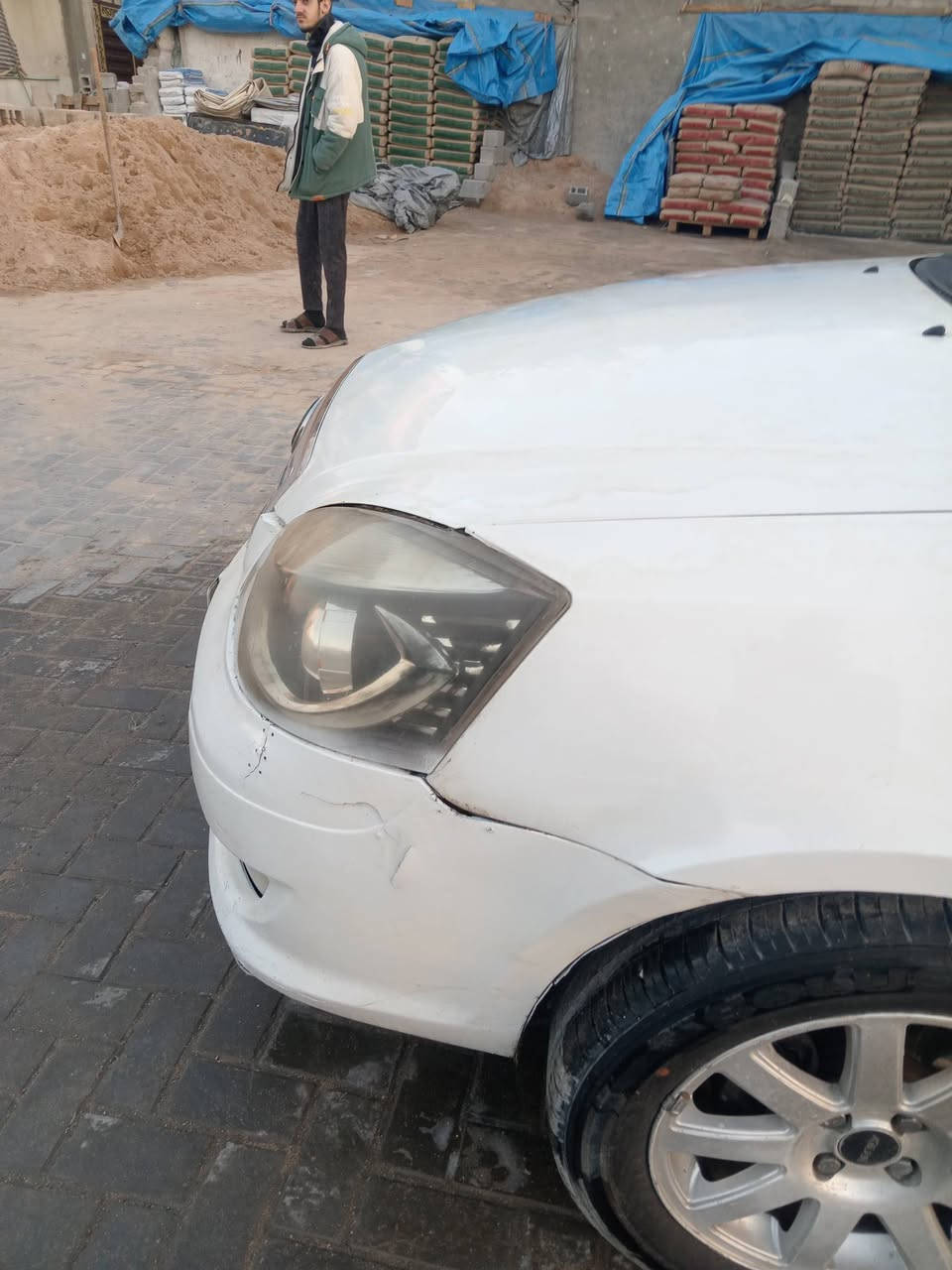 جيلي موبل موديل 13 رقم انكليزي بصرة بسمي
مكينة كورلا 1800 كير عادي هزة جديدة حدادية 70 بالمية بدي شوف العين  سعر 37 وبيها مجال ***********
