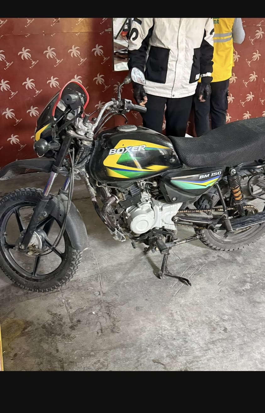 سلام عليكم بوكسر مديل 21 اوراق كامله مناقصها برغي كامله كبل للشارع مكفوله كهربائيات تايرات جدد كلجات جدد السعر مليون و ١٥٠ وبيها مجال بسيط عنواني مجمع بسمايه رقم ***********
