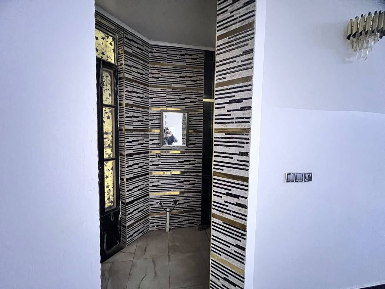 🏠 عرض مميز للبيع – مكتب علاء الشمري
بيت سكني بطابقين بمواصفات مرتبة ومناسب للعوائل 👌  

📐 المساحة: ———  

🔹 تفاصيل الطابق الأرضي:  
غرفتا نوم، صالة استقبال، مطبخ، مجموعة صحية داخلية وأخرى خارجية، طارمة كبيرة ومساحة مريحة.  

🔹 تفاصيل الطابق الثاني:  
غرفة نوم، صالة، مجموعة صحية.  

✨ موقع مناسب وسكن هادئ  

📞 للاستفسار والتواصل:  
***********
