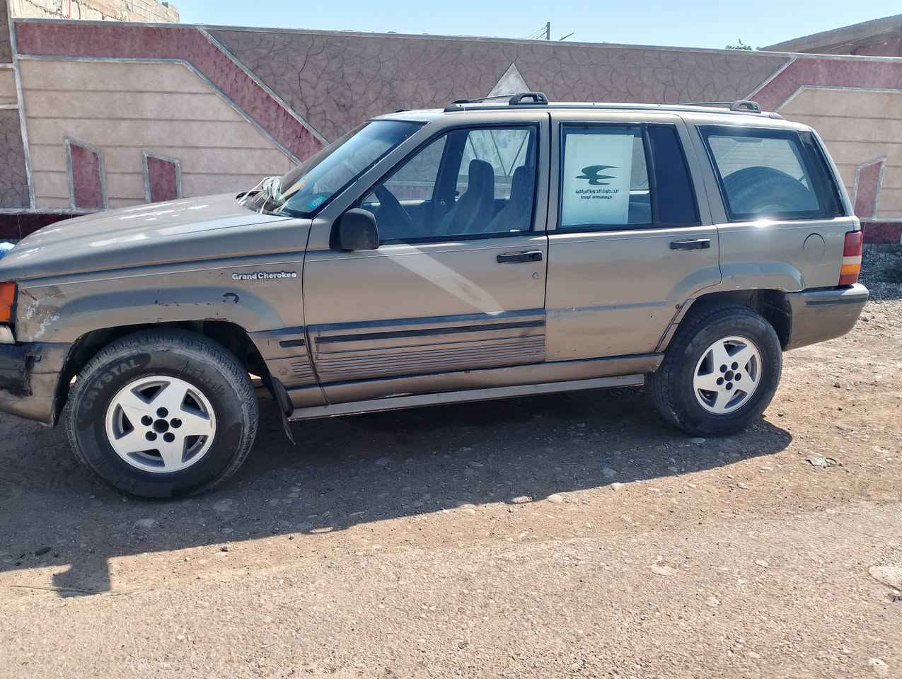سلام عليكم جيب شيروكي موديل 1995سياره بلاد وضع الشركه مكينه وكير بلاد 6 تخم تاير دوشمه نضيفه سيارة لا ضربه ولا صبغ بيع او مراوس حسب القناعة ***********
