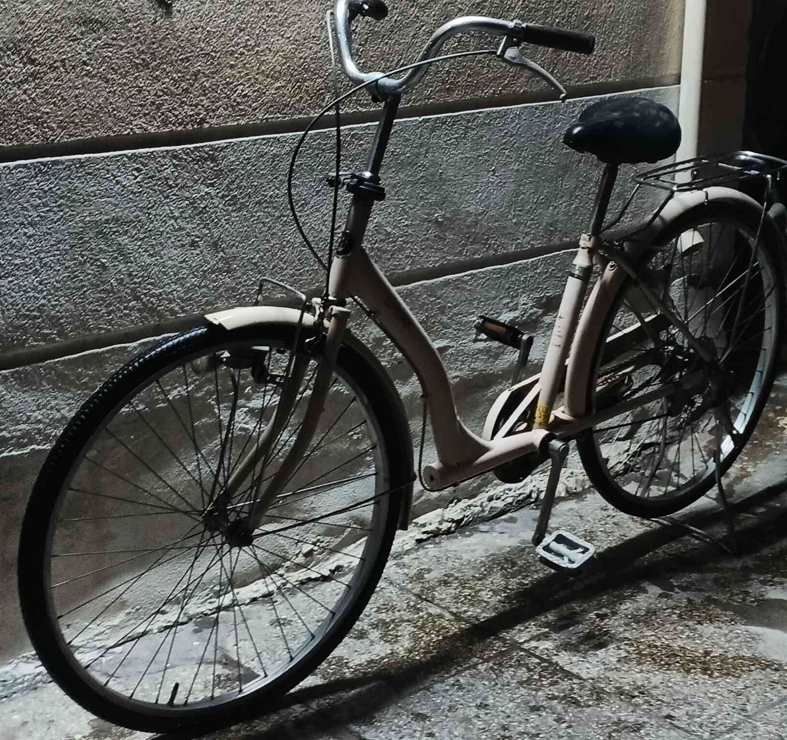 السلام عليكم ورحمه الله وبركاته 
بايسكل بناتي ياباني حجم 28
بس التاير الخلفي بي بنجر 
للبيع السعر 80 وبي مجال 
مكان بغداد العامريه


**إذا كنت صاحب هذا الإعلان وتريد حذفه لأي سبب، رجاءا أرسل رسالة إلى الدعم الفني**