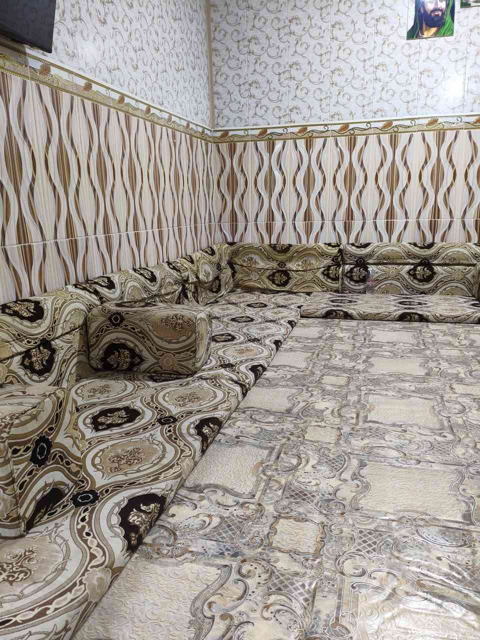 السلام عليكم جلسه عربيه نضيفه 12متر مع 7 تكيات المكان القبله السوق الكبير  سعر 250قفل فقط قطعه وحده  تحتاج ترتيب ***********
