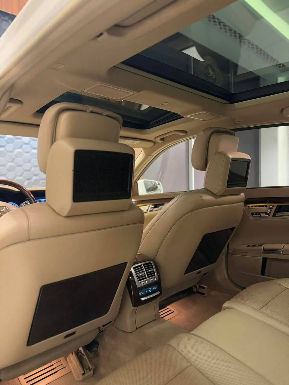 مارسدس 500 S كلاس 2013
فوووول مواصفات 
باب طويل ثلاجه
5بردات شاشه تلفزيون 
طبلات طعام طائره✈️
ناضور ليلي السياره كفاله عامه بدون ضرر وبدون صبغ. تخم تاير ياباني السياره مغلفه BBf ارقه شي ب 19ورقه مع ضمان التغليف 5سنوات عداد المسافه 150000 تفاصيل اتصل.  ***********
