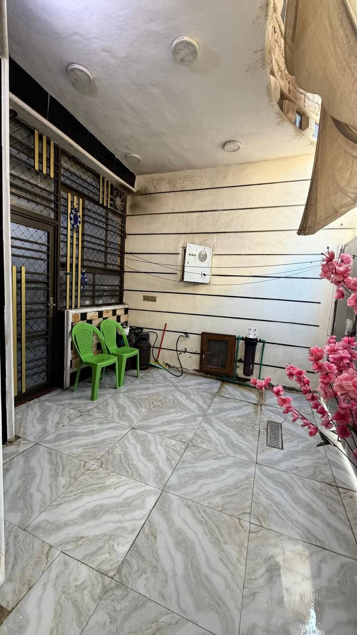 بيت للبيع يبعد عشرة دقائق عن الإمام الحسين ع /البوبيات /مقابيل الأسواق برتقاله /الشارع تبليط عشره متر /البيت طابو صرف زراعي /المساحه/١١٢متر /السعر ١٧٥ مليون البناء حديث طابوق للاستفسار ⬅️ ***********
