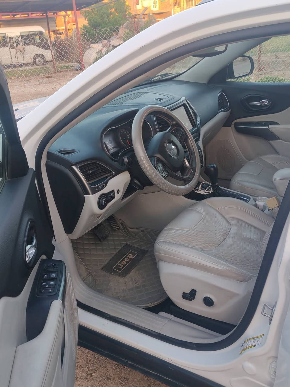​الموديل والمحرك: جيب شيروكي (بزون) لاتيود 2021 - محرك 6 سلندر 3200cc (عزم قوي وتبريد ثلج).
جيب شيروكي (بزون) لاتيود 2021
محرك 6 سلندر 3200cc (عزم قوي وتبريد ثلج).
​العداد واللوحات: ماشية 81 ألف.
رقم بغداد / مشروع وطني، السنوية لـ 2028، والهزة جديدة.
​✨ أبرز المواصفات (فول أعلى صنف):
​سقف بانوراما چبيرة
جنطة خلفية كهرباء.
​داخل جلد اوف وايت (كراسي كهرباء + ميموري خزن).
​تدفئة كشنات
تدفئة ستيرن.
​شاشة چبيرة (آبل كاربلاي وأندرويد أوتو)
سستم صوت Bose الأصلي مع دمام.
​رادارات كاملة (رادار أمامي وتوقف ذاتي، رادار جانبي نقاط عمياء، نظام المحافظة على المسار).
​كاميرات و حساسات خلفية.
​بصمة تشغيل عن بعد
لايتات وكشافات زنون .
​طخم تاير جديد
أرضيات تفصال جلد أبيض (شغل حجي محمود بعد).
​
وضع السيارة والحادث:
وارد أمريكي، الحادث جاملغ أمامي مبدل بنيد وشبكة فقط (تصليح درجة أولى هنا بالعراق قوالب بلاد).
​الشاصي واللغد والمحرك: سليمات ومكفولات 100%.
​الإيرباك: طاق بالحادث ومصلح سستم كامل  وشغال طبيعي.
​📌 السعر عالخاص
📞 للتواصل: [***********]
العنوان ميسان
