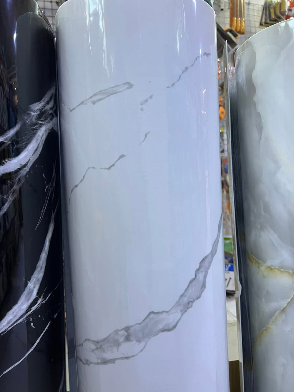 بديل الرخام – لاصق ذاتي
القياس: 280 سم عرض × 120 سم ارتفاع
متوفر الآن في معمل ومجمع البروج – عفك

🎨 يتوفر بأكثر من 15 لون وتصميم يناسب كل الأذواق والديكورات.

✨ المواصفات:
 • لاصق ذاتي قوي وثابت
 • مقاوم للرطوبة
 • يتحمل الحرارة النسبية
 • مناسب للجدران والأبواب والخزائن
 • سهل التنظيف
 • يعطي فخامة ولمسة رخامية واقعية

🧩 سهل الاستخدام:
يفرش بسهولة بدون فقاعة، ويمكن قصّه حسب الحاجة.

💰 السعر: فقط 12 ألف فقة للقطعة.

✨ مختصون في ديكورات الداخل والخارج والسقوف الثانوية
🛠️ العدد اليدوية | 👑 التصاميم الملكية والمغربية
✅ الجودة عنواننا
🔄 التطوير غايتنا
🏆 نسعى دائماً لتقديم الأفضل

📍 العنوان: الديوانية – عفك – نزلة حي الصناعي

📞 للاتصال والاستفسار:
📱 *********** – سيد محمد الغالبي
📱 0781132023 – سيد محمد الغالبي

🚚 توصيل لجميع محافظات العرا
