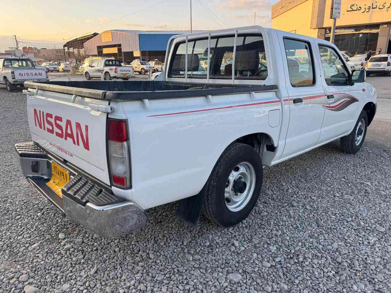 نيسان پيكاب موديل ٢٠١٢ يابانى 
سةنةوى تاكو ٢٠٢٨ تازةية
 دةعامى ناڤارا هيچى پيوة نية سةيارةكة لوكة كوشن و گاعى بيلاديية هةيكةل و ناوى لوكة هةمو گيانى لةسةر بيلاديية
  تايةكانى تازةن تةنها سةرقةپاغى زنجيرى مةكينةى كراوةتةوة  هيچ مةسرةفى نية 
سةيارةكة ٢٩٠ هةزار رويشتووة 

نرخى ١٤٣$ و كةميك مةجال
شوين چوارقورنة 
***********       ***********
***********       *********** رانية, السليمانية
