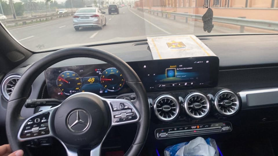 للبيع او مراوس
MERCEDES-BENZ GLB250 2023 
ماشيه8000 الف كم
حجم المحرك 2000 تيربو 
قوة الاحصنة 306 حصان 
نظام التحدث مع السيارة 
نظام مساعدة القيادة: الذكيه 
 نظام معلومات حركة المرور المباشرة  
دخول ذكي من كل الأبواب 
شحن لاسلكي للهاتف  
مجموعة الاتصال حجرة الأمتعة  
 AMG عجلات 
الحزمة الليلية (AMG) أسفل الأبواب 
 مجموعة أدوات إصلاح الإطارات
5 كاميرات مع كاميره دواره 360 درجه 
شعار AMG أسفل الأبواب الاماميه ليلا 
ناقل حركة مزدوج 8 سرعات 
بدون ايرباك

السياره بعدها فحص موقت واي محافظة تترقم عادي 

260 الف دولار وبيها مجال اتصل ***********
