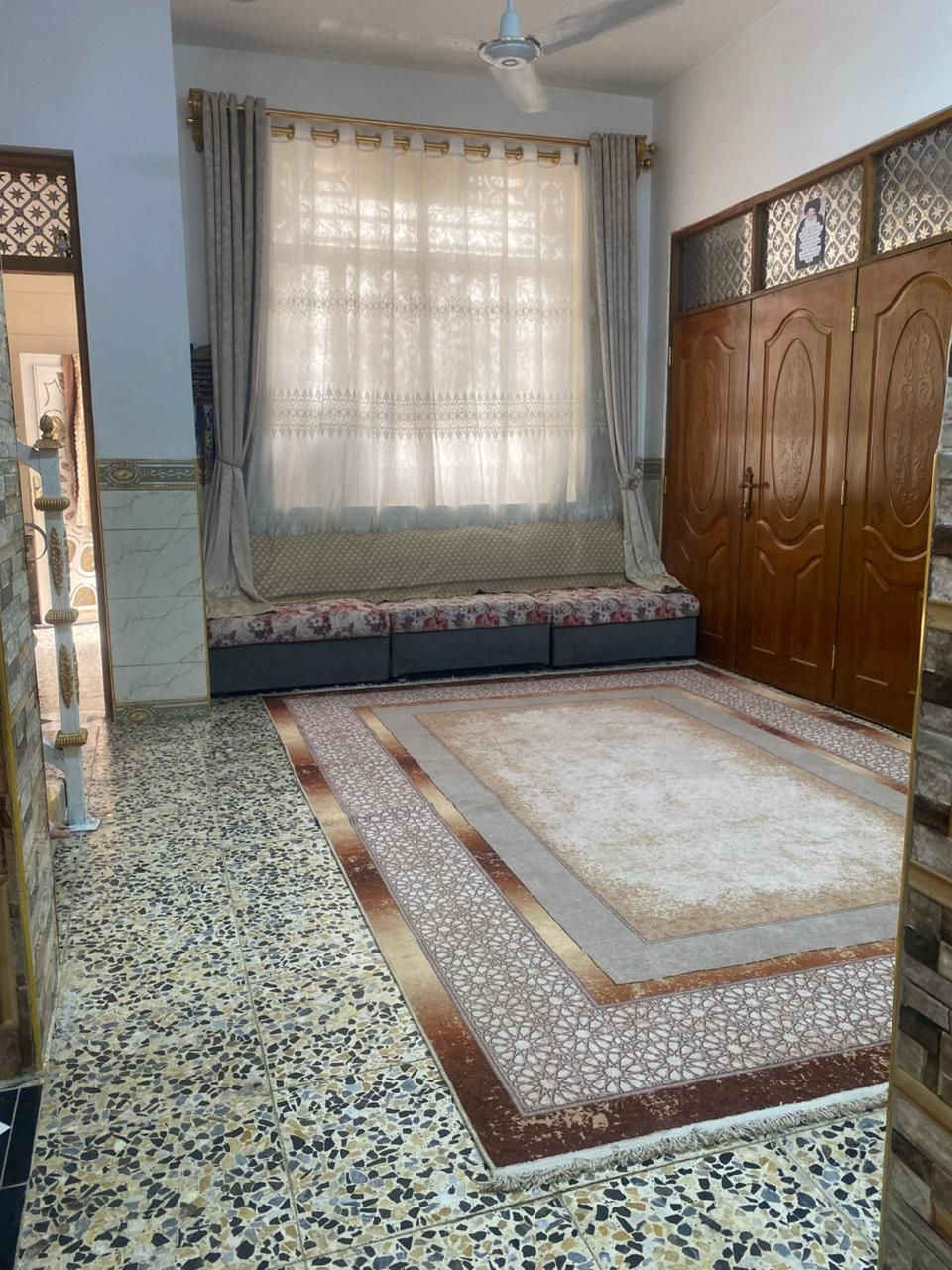 السلام عليكم 
دار للبيع طابو زراعي سند 25
مساحته 125 مربع 
بناء درجه اولى صب كونكريت يحتوي على غرفتين وصاله ومطبخ واستقبال وحمام خارجي او داخلي 
اضافه الى مخزن فوك مكانه مميز قريب على الشارع والمدارس شارعه تبليط 
مكانه حي ميسان شارع النخيل مقابيل هيئه الزهراء 
يبعد عن الشارع العام 7 ابيوت  قريب على شارع الكيات
يرهم مراوس أبيت طابو صرف 
مع الفرق
للاستفسار خاص 
***********
الرقم بي واتساب
