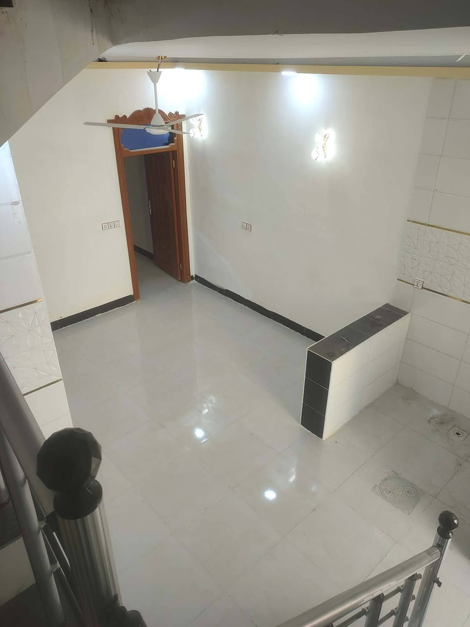 دار للبيع(50 متر) مقابيل ملحق قريه الغدير عمود317 سند 25 
يحتوي على طابقين 
الطابق الاول غرفه وصاله ومطبخ مفتوحات واحد ع الثاني وصحيات 
الطابق الثاني غرفه ومخزن وسطح مطبگ سيراميك حراري

ويحتوي ايضاً على خزان وخط مولدة جاهزات

دار بنضافه 100 % مسكون شهر واحد فقط وجاهز للسكن حاليا فارغ

السعر 28 مليون وبي مجال

للتواصل ***********
