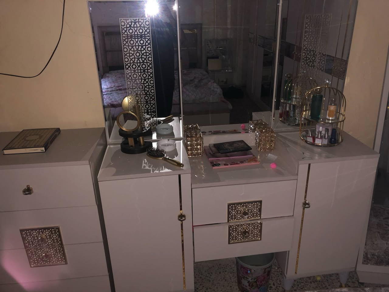 السلام عليكم غرفه نوم ١٠ قطع كنتور وملحق وزاويه جديده لوك مستعجل عليه مكاني الدوره رقمي***********
