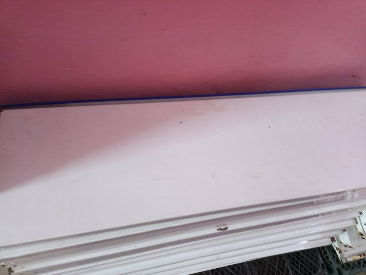 السلام عليكم متاح رفوف محل نوع تركي ثقيل حيل نضاف قياس ٩٠سم×٢٥سم  العدد ٣٥رف+ سكك عدد ٨ المجموع ٤٣قطعه السعر ٢٥٠ الف   للاتصال *********** المكان موصل الجديده
