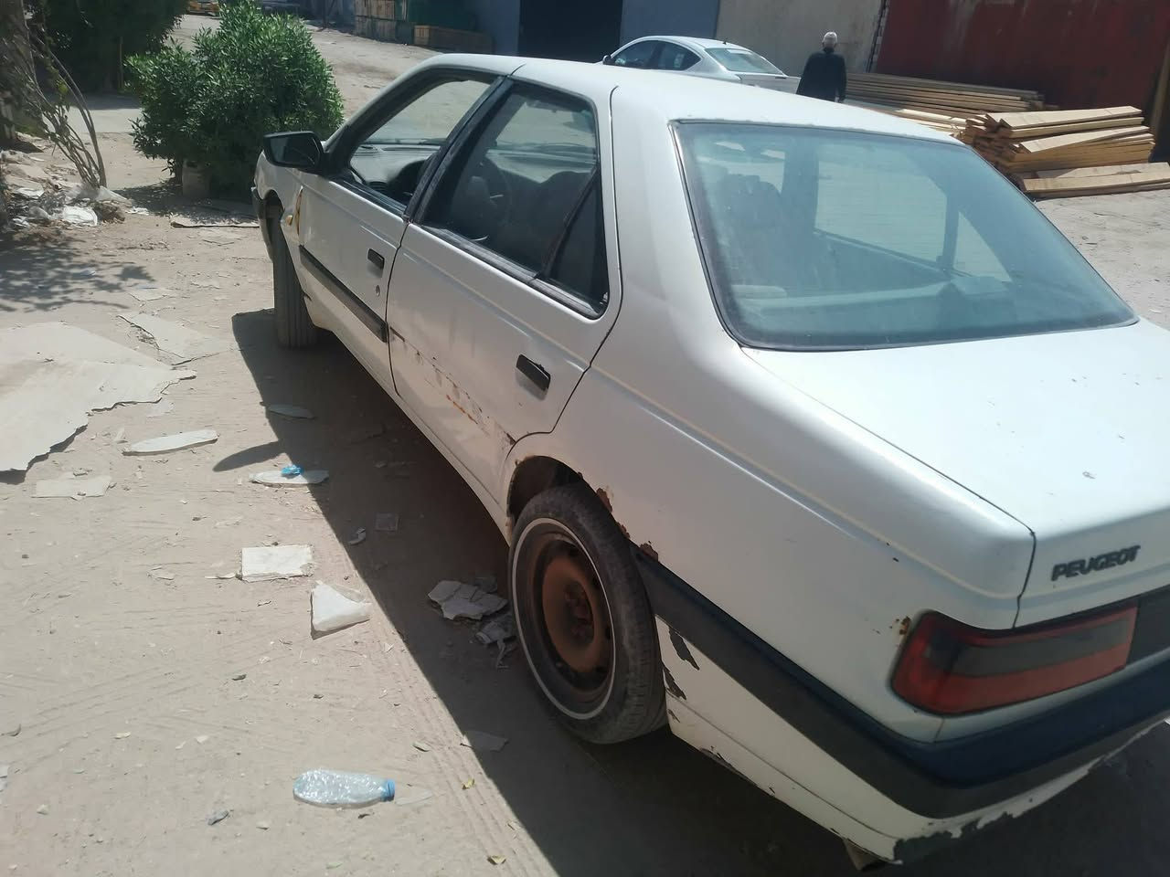 سلام عليكم 
بيجو روى جاهزه بيها فقط فطر بالسلندر 
يبيع كوم حديد بدون راعي  سنويه موجوده رقم نجف وللعلم راعيها بنيه بالنجف بس منندلها نكفل سرقه وعشائر السيار يم صاحبي من زمان 
مكانها نجف شارع الصب مقابل حي العسكري يم جسر المشاة 
 وهذا رقمه 
*********** محمد السعر 8 بيها مجال قليل
شراي خابره
