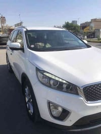 كيا سورنتو خليجي  رقم بغداد  موديل ٢٠١٦ لون ابيض ٦ سلندر  ٧ راكب  فول ...