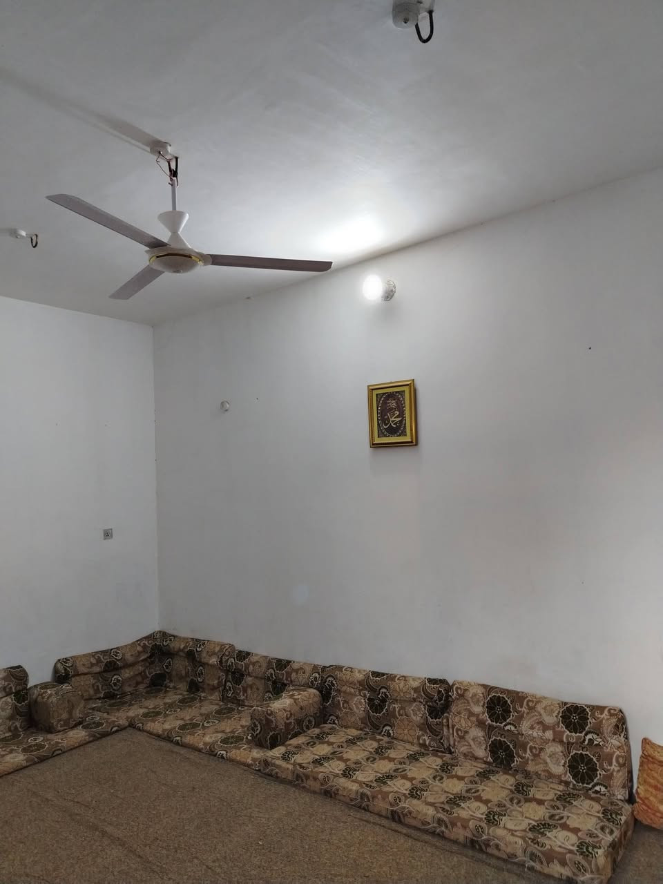 سلام عليكم ورحمة الله وبركاته بيت للبيع عنوان حي الفدا شارع أبو لبنان الفرع  مال المضاخه  طابو مساحته 110 خلفية 
بنيان حديث كونكريت مسلح بيتونه وستاره وشتايكر وغرفه وصاله وصحيات يعني بنيان جديد السعر70 وبي مجال رقمي وتساب نتصال موجود ***********
