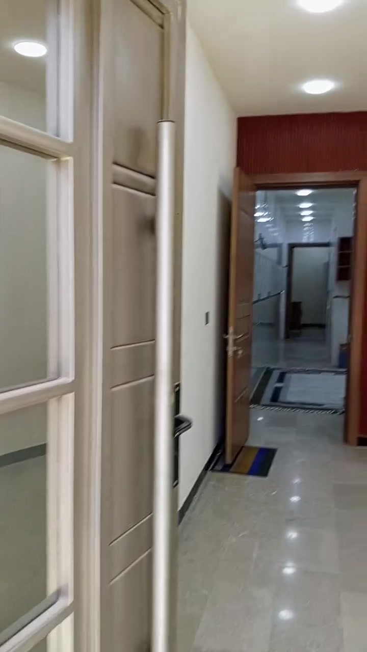 السلام عليكم 
مشتمل للبيع مساحة 75 متر بناء 2024 طابقين يتكون من استقبال و مطبخ حولي وثلاث غرف نوم وصحيات عدد اثنين ومناور عدد اثنين 
حي الجهاد الحمدانية الشارع الثامن
السعر 173 وبي مجال
للاستفسار ***********
