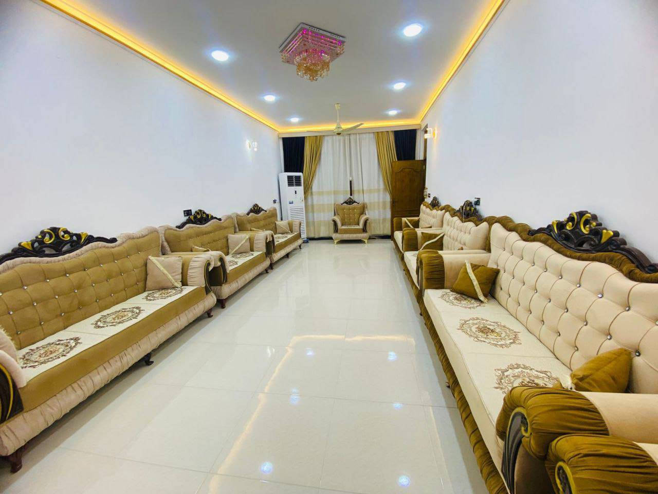 اللهم صلي على محمد وال محمد 
 بيبت للبيع كوت الجديدة طابق واحد بناء سنه ٢٤ شهر لعاشر
لمساحه الكليه ٣٣٨م يبعد عن شارع بغداد ٩٠٠م 
يتكون من طرمه گراج چبير+حديقه واسعه+ استقبال طول٩×٤ 
صاله طول ١٠+ مطبخ ٥×٤
غرف سويت حمام داخلي لغرفه لواحده ٦×٤ 
ترك مترين على طول لبيت مسگف و بي هوائيات 
بناء درجه أولا  
للاستفسار 
***********
