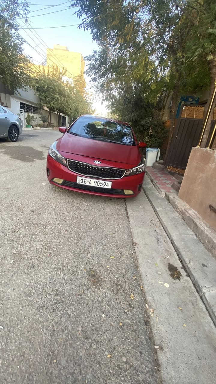 السلام عليكم…للبيع كيا فورتي 
"موديل 2018" 
حادثها : 
اجت بي من امريكا بس بنيد و بأمريكا هناك مبدلين جاملغ عكس السايق امامي و باب مصبوغة كلير والمحرك مفتوح كازكيت فقط  
رقم بابل انگليزي السيارة بإسمي سنوية لحد 2030
السعر / 105 و بيها مجال قليل 
للاستفسار عالرقم / ***********و
