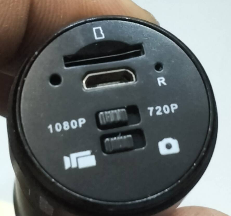 السلام عليكم ... السعر (30) ... يوجد توصيل ...
هذه كاميرا رياضية (Sports Camera). 
مصممة لتصوير الأنشطة الخارجية والرياضية.
تتميز بمتانة عالية غالبًا ما تكون مقاومة للماء والصدمات.
تأتي بأحجام صغيرة وخفيفة الوزن.
تستخدم لتسجيل الفيديو والصور أثناء الحركة.


**إذا كنت صاحب هذا الإعلان وتريد حذفه لأي سبب، رجاءا أرسل رسالة إلى الدعم الفني**