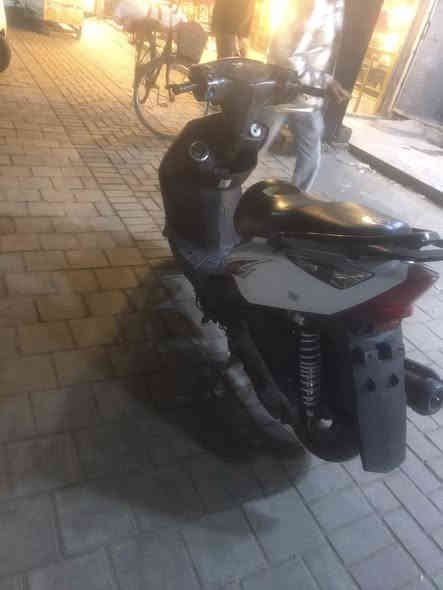 سلام عليكم اخوان دراجه ثعلب كفاله عامه كلها بلاديه مختمه مكينه بلتد خرسه شلعه معدل كهربائي كلها شغاله اين نقص ماكو مال جناي سعر ٤٥٠ شعب شارع عدن ***********
