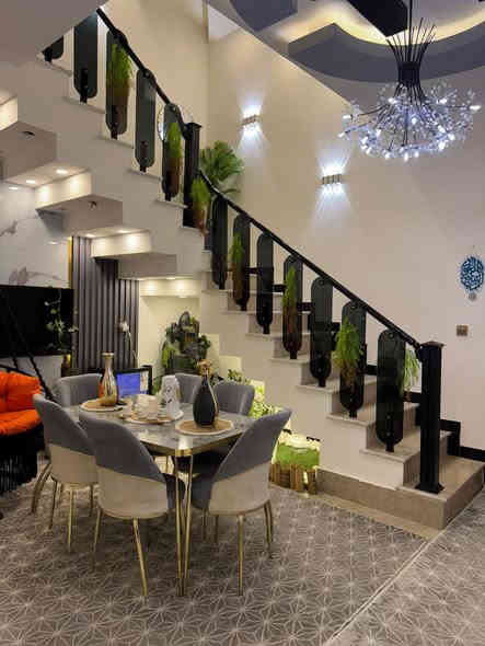 الدار للبيع 🏠 
المساحة 110 م 
موقع جيد جداً 🔑 بناء فول درجة اولى 
علماً بيع الدار مع الأثاث 🪑🛋️🛌
الموقع الشعب شارع الاسواق المركزية التجار
يحتوي على استقبال ومطبخ واربع غرف نوم واربع خدمات ومكان غسالة معزول وسطحين 
السعر 355 👌🌹مليون وبي مجال 
للاستفسار اكثر يرجى الاتصال على الرقم التالي متواجد هذا الرقم على (الواتس اب والفايبر والماسنجر (***********))

او الاتصال على الرقم التالي ***********
او زيارة مكتب تبارك للعقار والمقاولات الكائن في شارع الاسواق المركزية قرب مطعم ميامي
