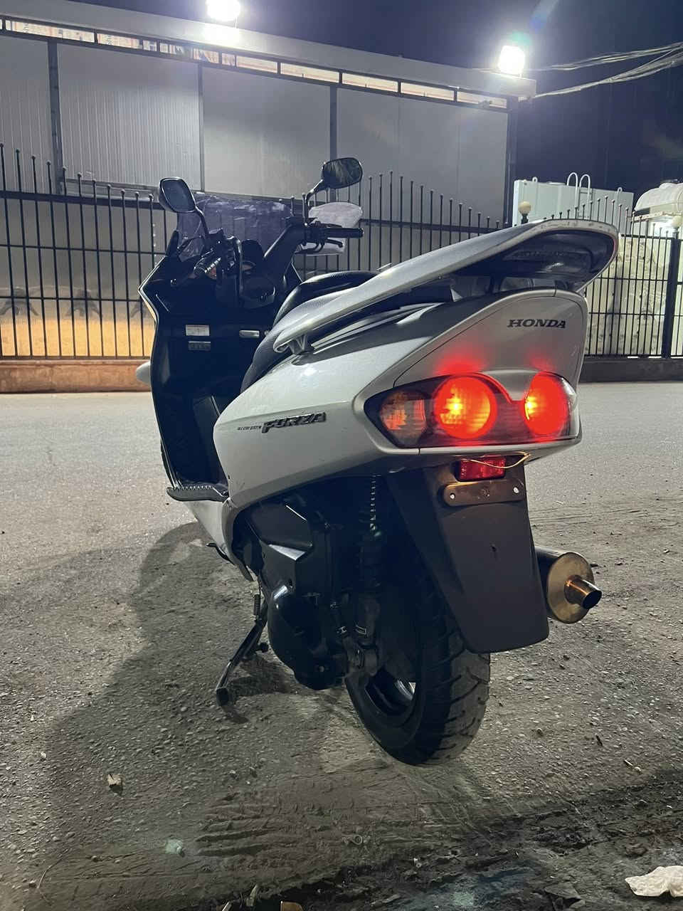 السلام عليكم فورزه 0 6 للبيع دراجه جديده بمعنى الكلمه كلها على وضع البلاد مكينه ما مفتوحه لا نضوح لا تبخير لا تنقيص نضام الإطفاء مال ازدحام شغال نكره سلف بكل وقت كهربائياتها كلها شغاله ستاند حساس ونظام ABS قفل ستيرن قفل جنطه مكاني الاعظميه السعر 900 وبيها مجال بسيط رقمي ***********
