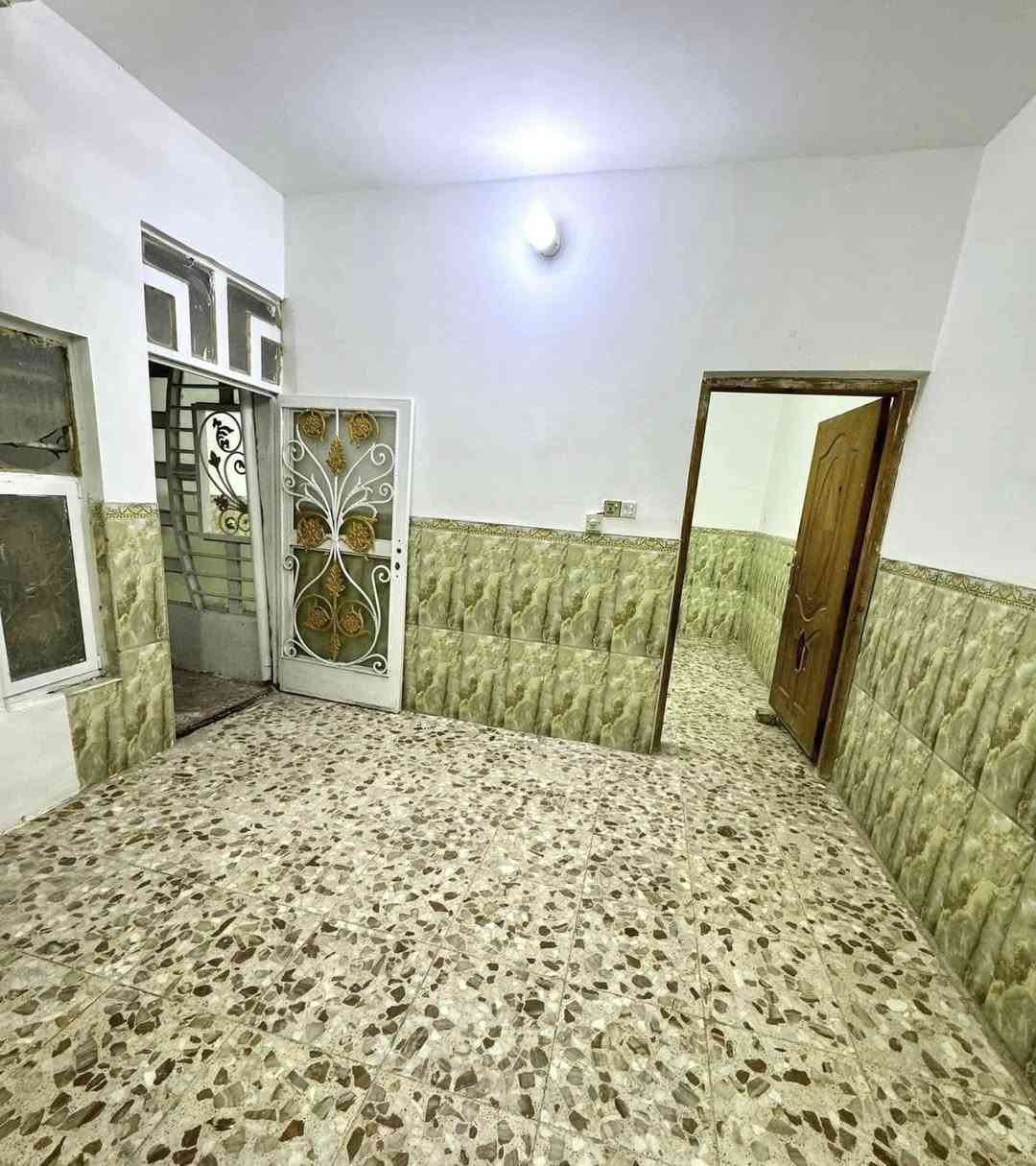 بيع مستعجل
للبيع بيت 100 متر طابو صرف نظيف جدا شارع  مفتوح على شارع 60 حي ميسان يحتوي على غرفة و صالة و مطبخ و استقبال و صحيات داخلية و خارجية للاستفسار اتصل ***********
