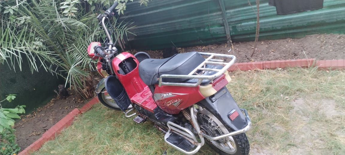 السلام عليكم دراجتين هارلي للبيع اثنينهم ب250 الف وبيهن مجال.. الدراجة الحمرة بيها بطاريات وتمشي خير من الله بس الكفر مالتها يحتاجله.... ترتيب اما الدراجة البيضة ما بيها بطاريات والكفر العلوي للبطاريات ضايع والستيرن بيه كسر بهذا المثلث الي مأشر عليه.. يعني يحتاجلها صيانة مكاني بغداد الشعب ***********
