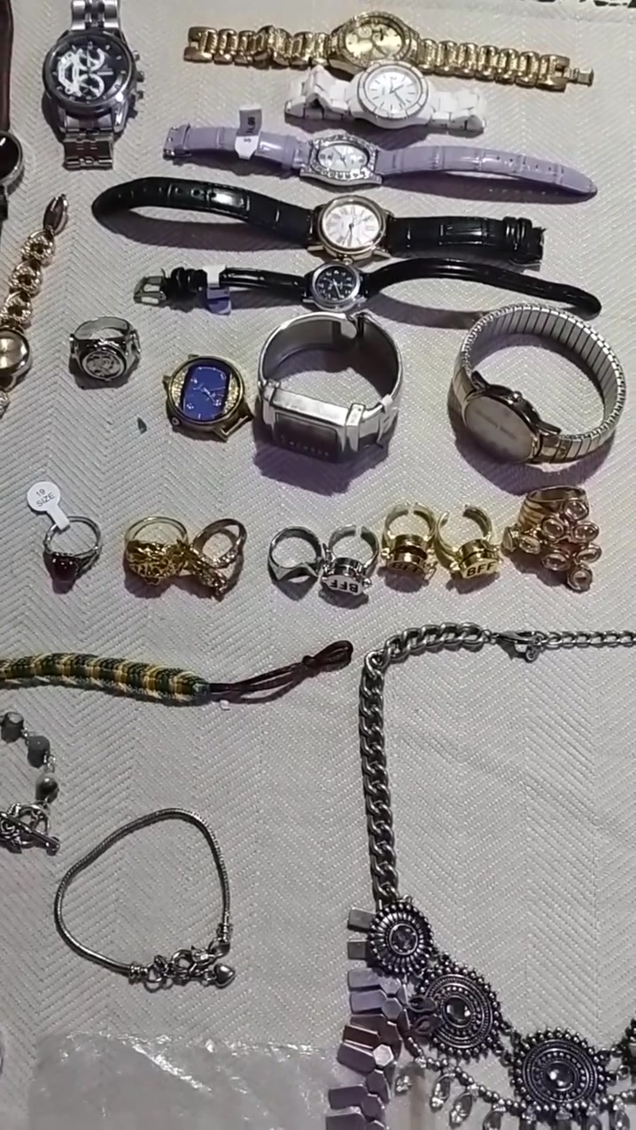 اكسسوارات قطع كلش حلوه بالحقيقه احلى من التصويروساعات اصليه سويسري ليريدهم شلعه كلهم ب١٠٠واصل توصيل جميع المحافظات


**إذا كنت صاحب هذا الإعلان وتريد حذفه لأي سبب، رجاءا أرسل رسالة إلى الدعم الفني**