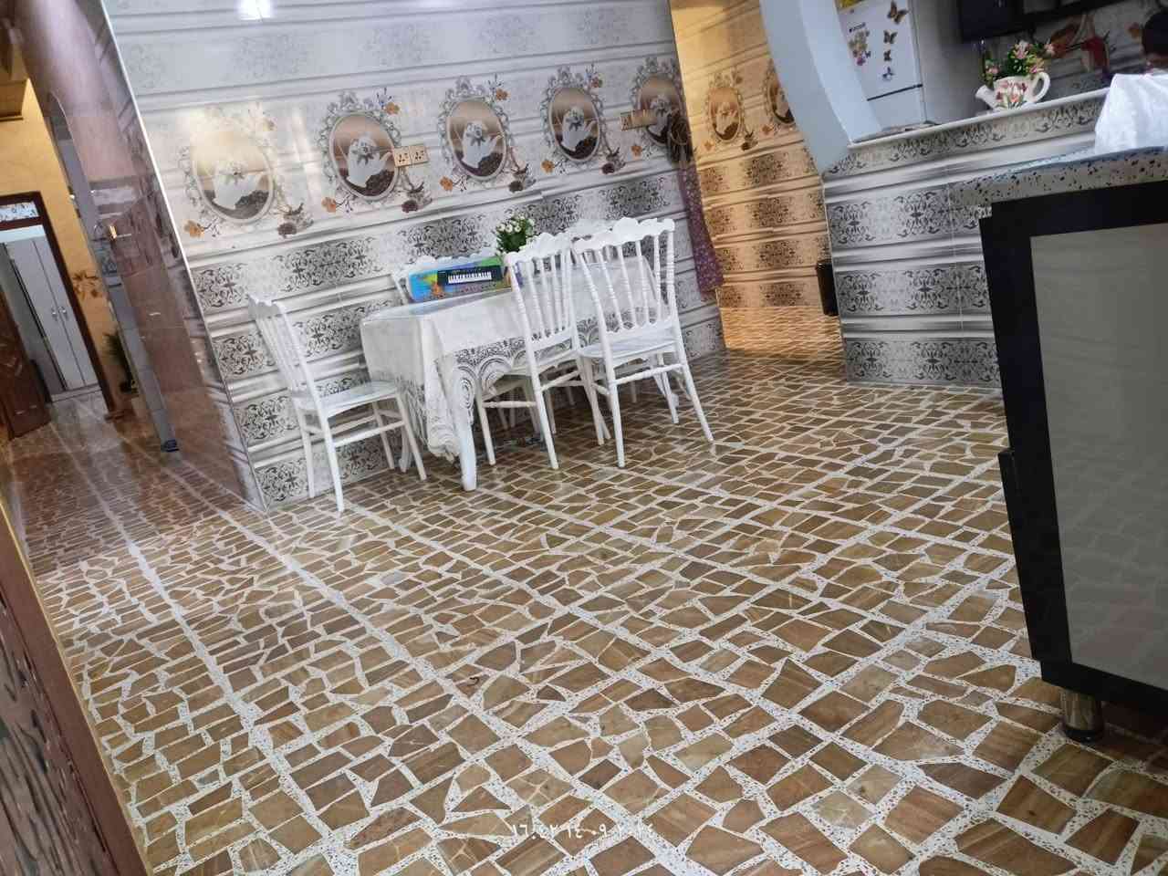 عقارات البناء الملكي...***********
للبيع...للبيع 
دار سكني. طابق واحد شروق تام جيد جدا  حي الصديق قرب الشارع المشجر  مساحه 200 متر واجه 10 متر شارع عرض 8 متر
2 غرفة نوم..هول..استقبال..مطبخ حار وبارد.. صحيات..بيتونه كبيره ...... السعر 270 مليون
