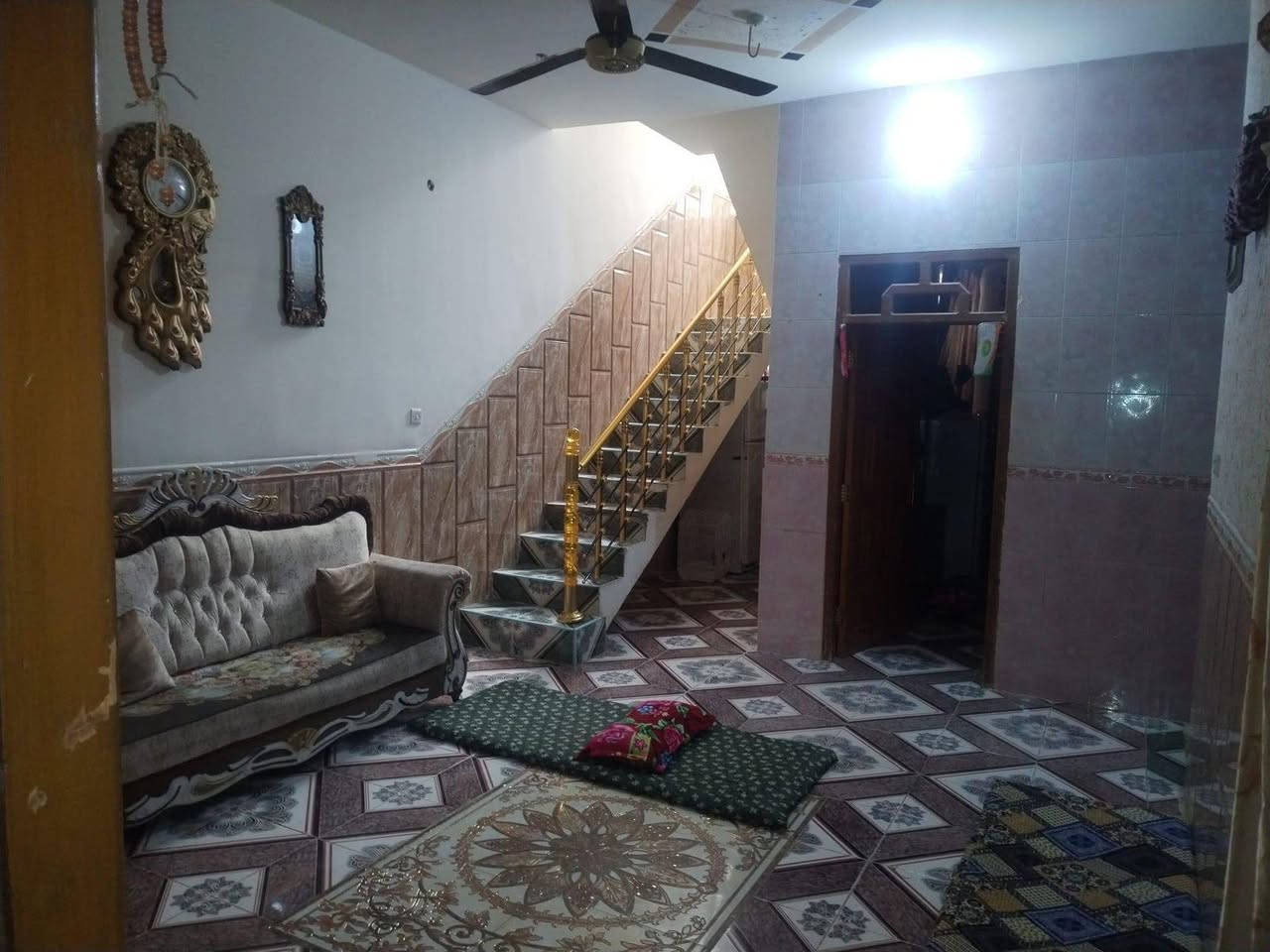 سلام عليكم
بيت للبيع في منطقة 16  قرب جامع السلام 
مساحه 125 متر طابقين يحتوي على
 4 غرف نوم 1طابق اول 3 طابق ثاني 
و حمام عدد 2 لكل طابق حمام 
استقبال منور ومطبخ 
للتواصل 
***********
***********
